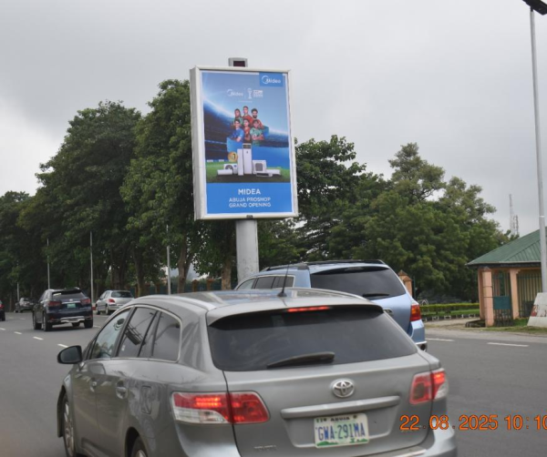 Portrait Billboard (MIDEA)